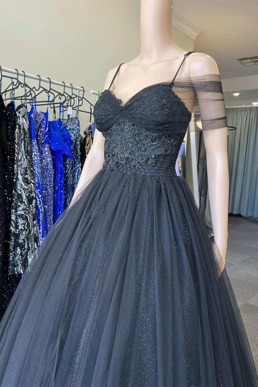 Vestido de fiesta de tul con tirantes finos y hombros descubiertos hasta el suelo